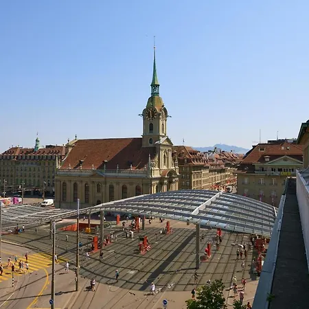 Am Bahnhof Berna